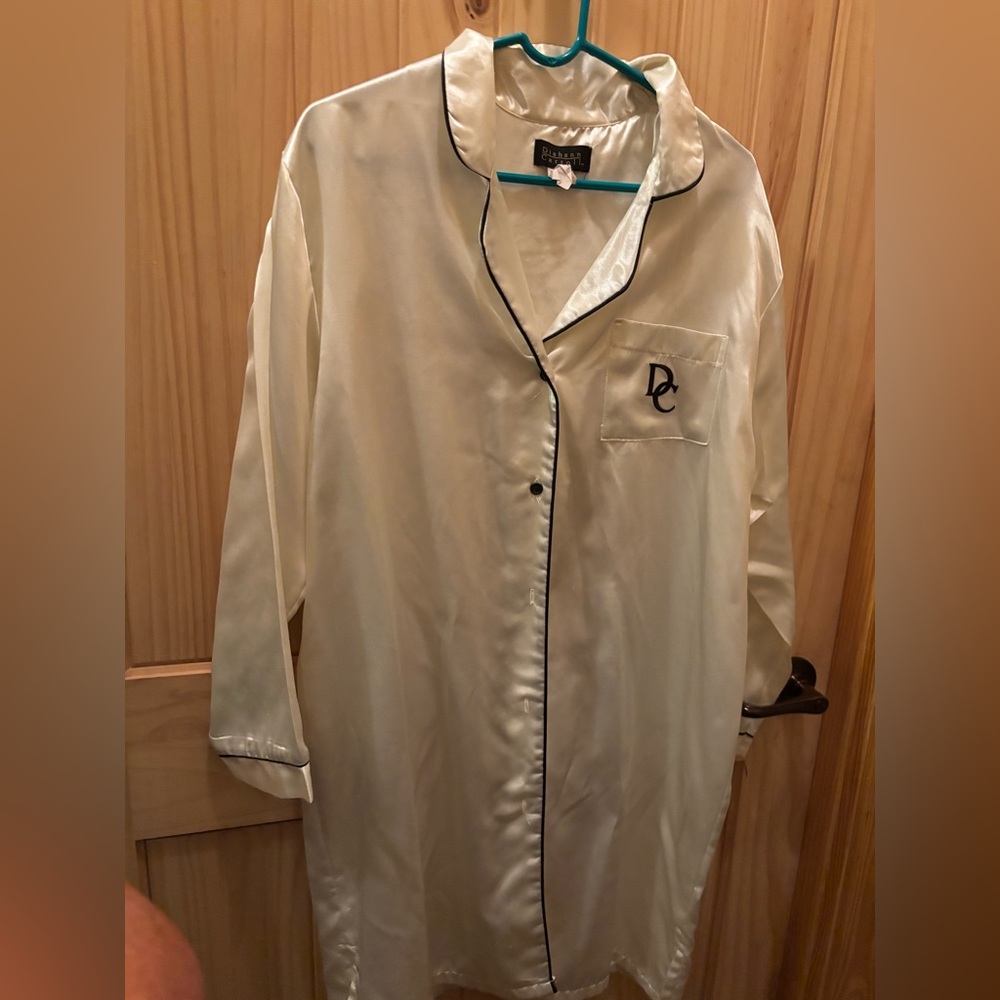 Diahann Carroll DC Cream sleep Shirt with Black Logo size large